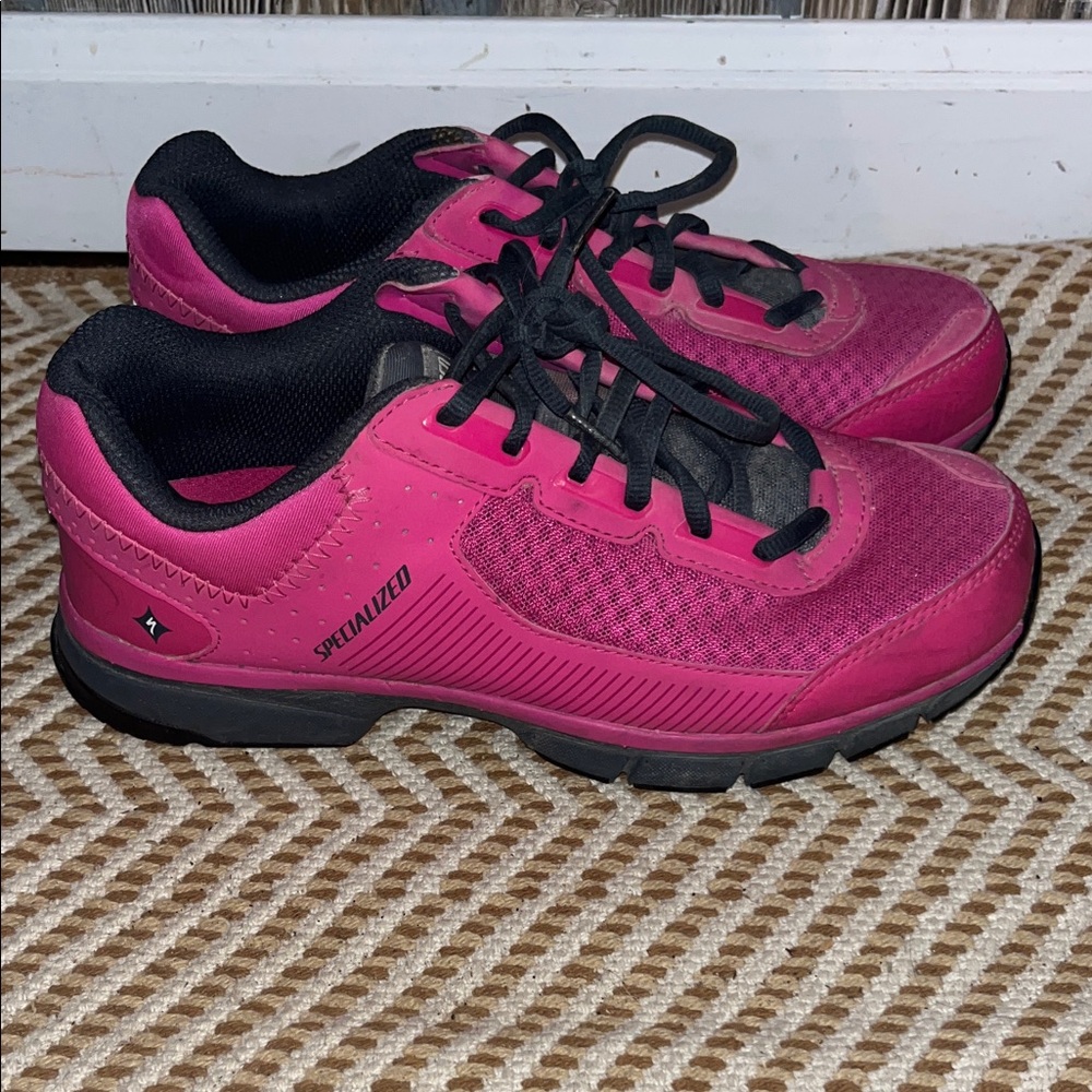 Women’s specialized size 9 bright pink and gray cadette clip on Mountain bike